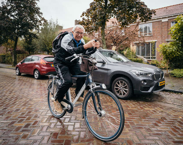 Wim van Vroonhoven (75) krijgt van inspanningsfysioloog Bart Vromans de juiste voorbereiding en begeleiding om zijn Individuele Senioren Kwart Triatlon te volbrengen.
