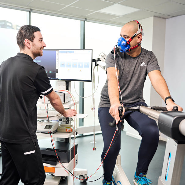 Het Uitgebreid Sport Medisch Onderzoek bestaat uit het Groot Sport Medisch Onderzoek, met aanvullend een ademgasanalyse, lactaatmetingen en zuurstofsaturatiemetingen.